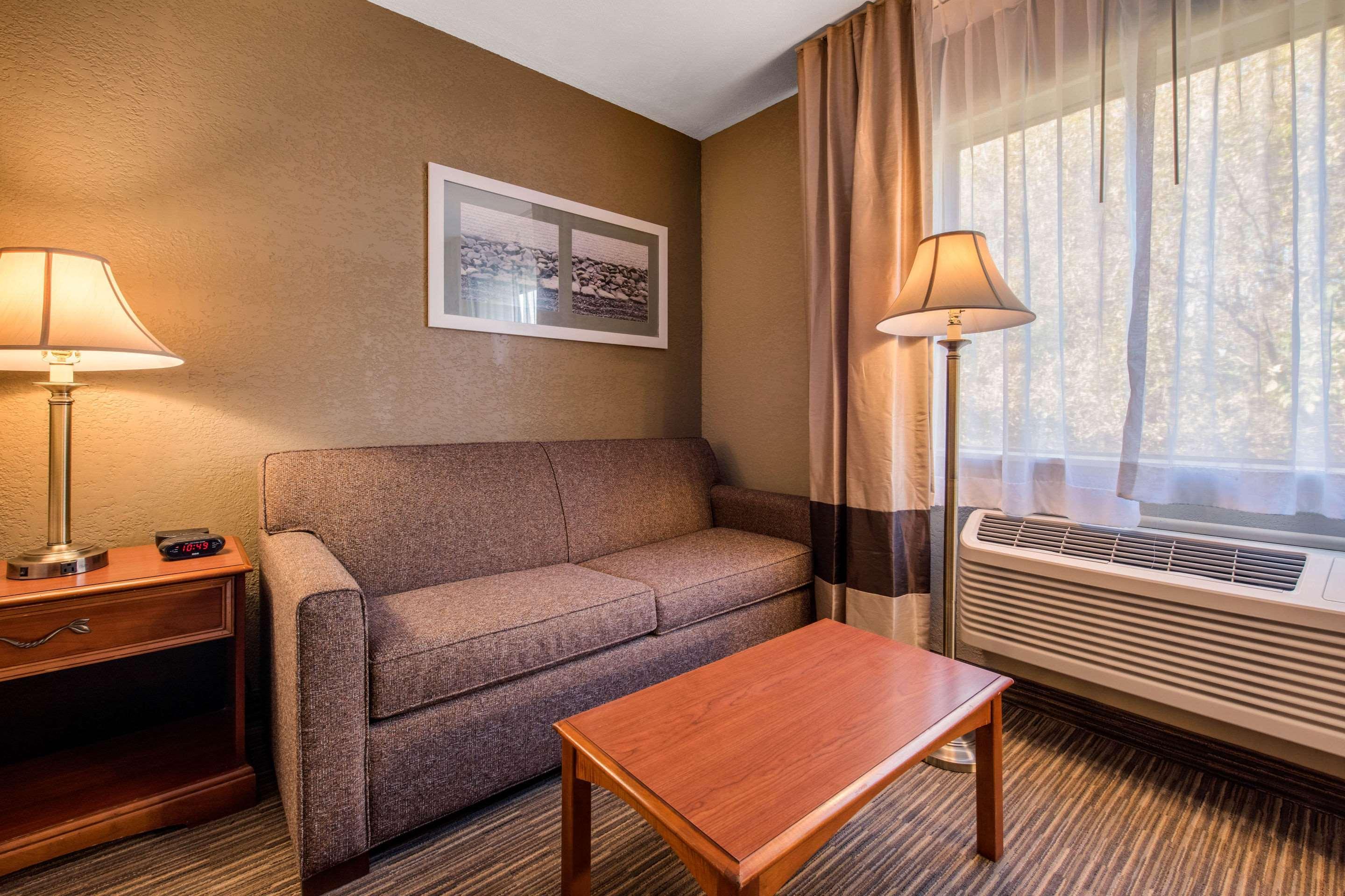 Quality Inn & Suites New Castle Bagian luar foto
