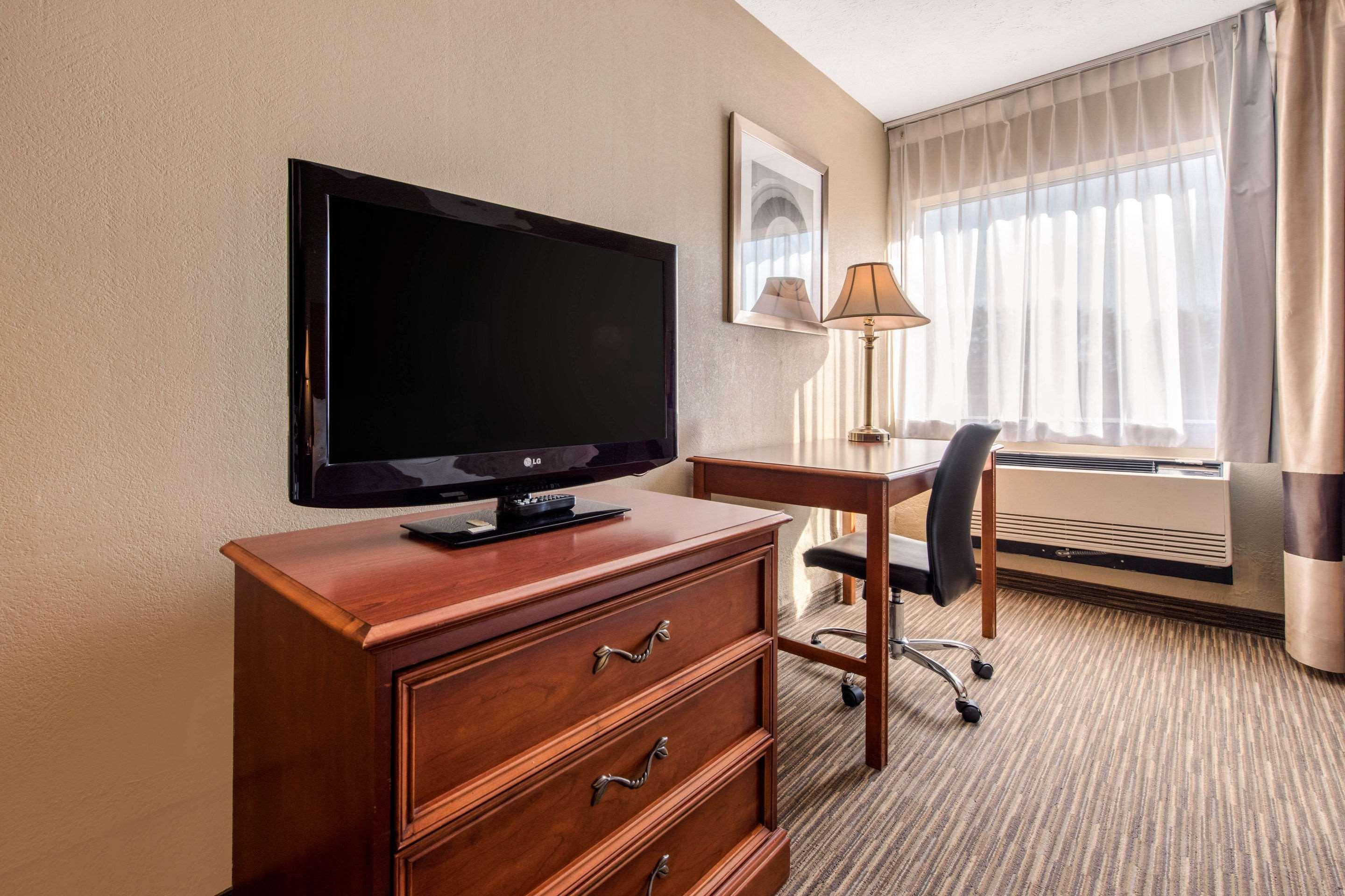 Quality Inn & Suites New Castle Bagian luar foto