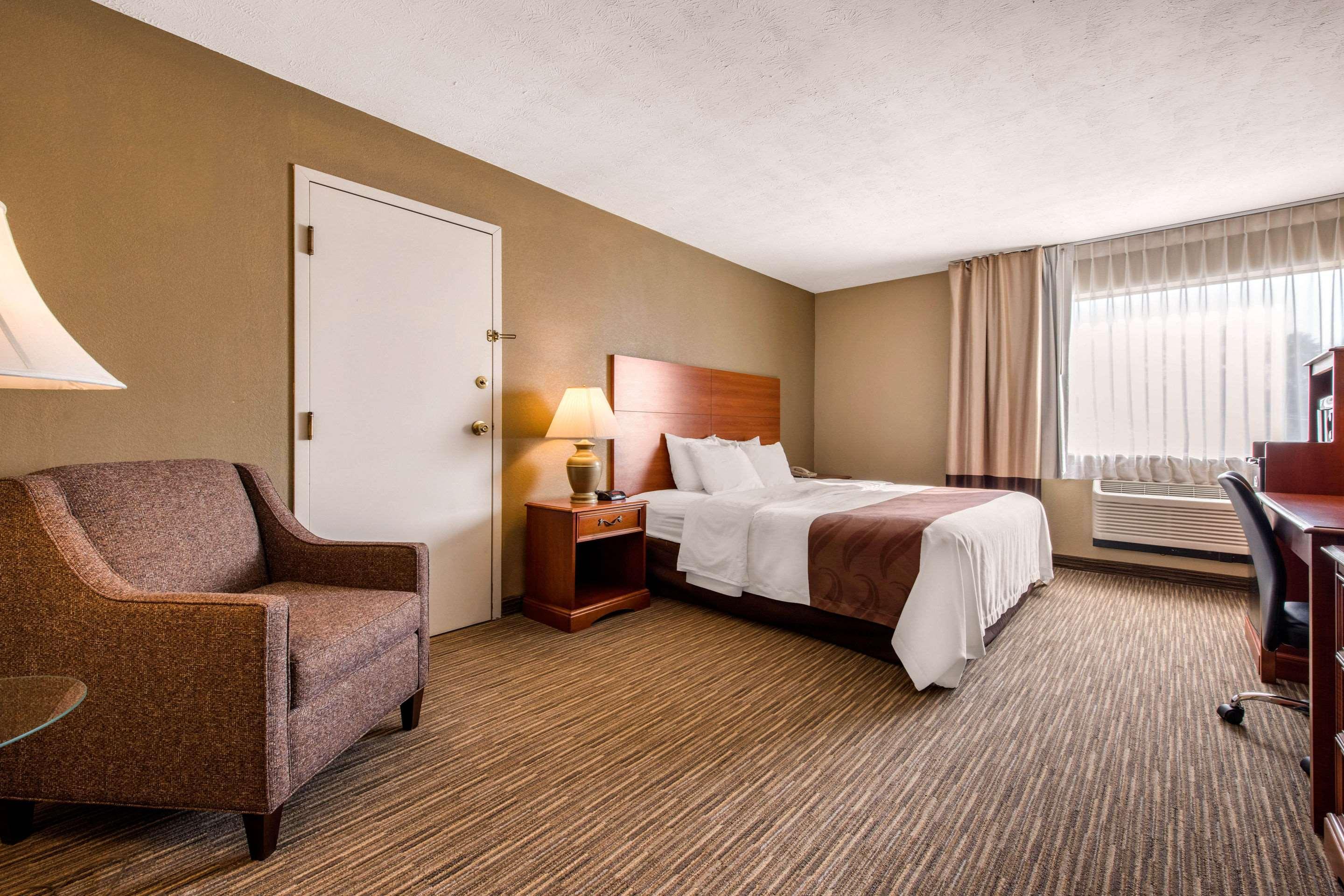 Quality Inn & Suites New Castle Bagian luar foto