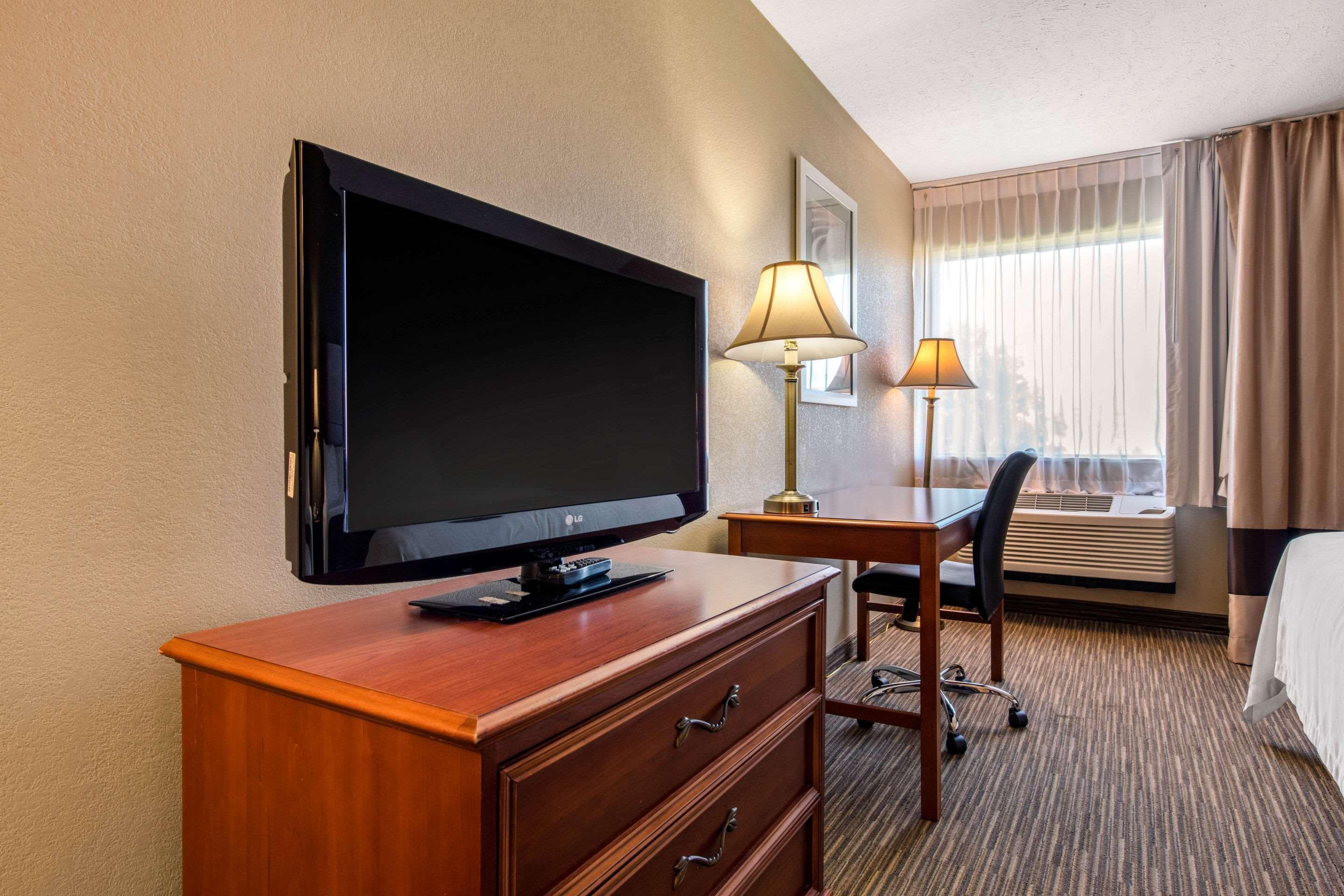 Quality Inn & Suites New Castle Bagian luar foto