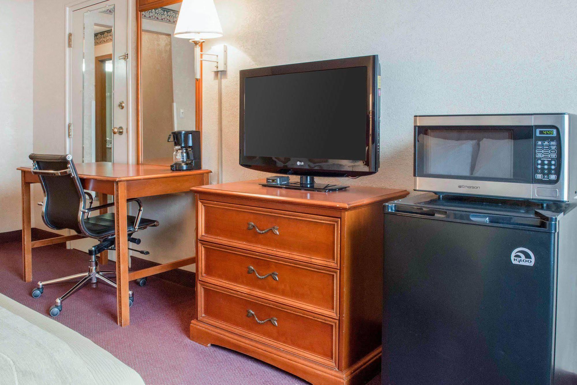 Quality Inn & Suites New Castle Bagian luar foto