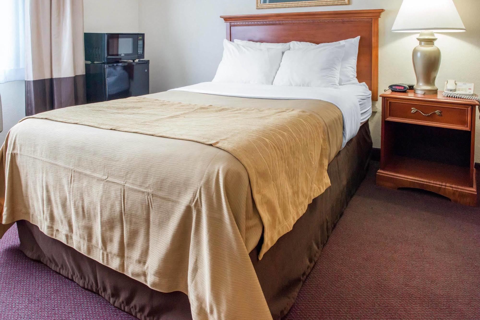 Quality Inn & Suites New Castle Bagian luar foto